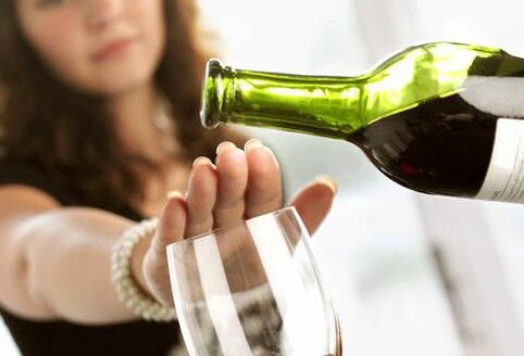 Het meisje staat haar niet toe om haar wijn in een glas te gieten
