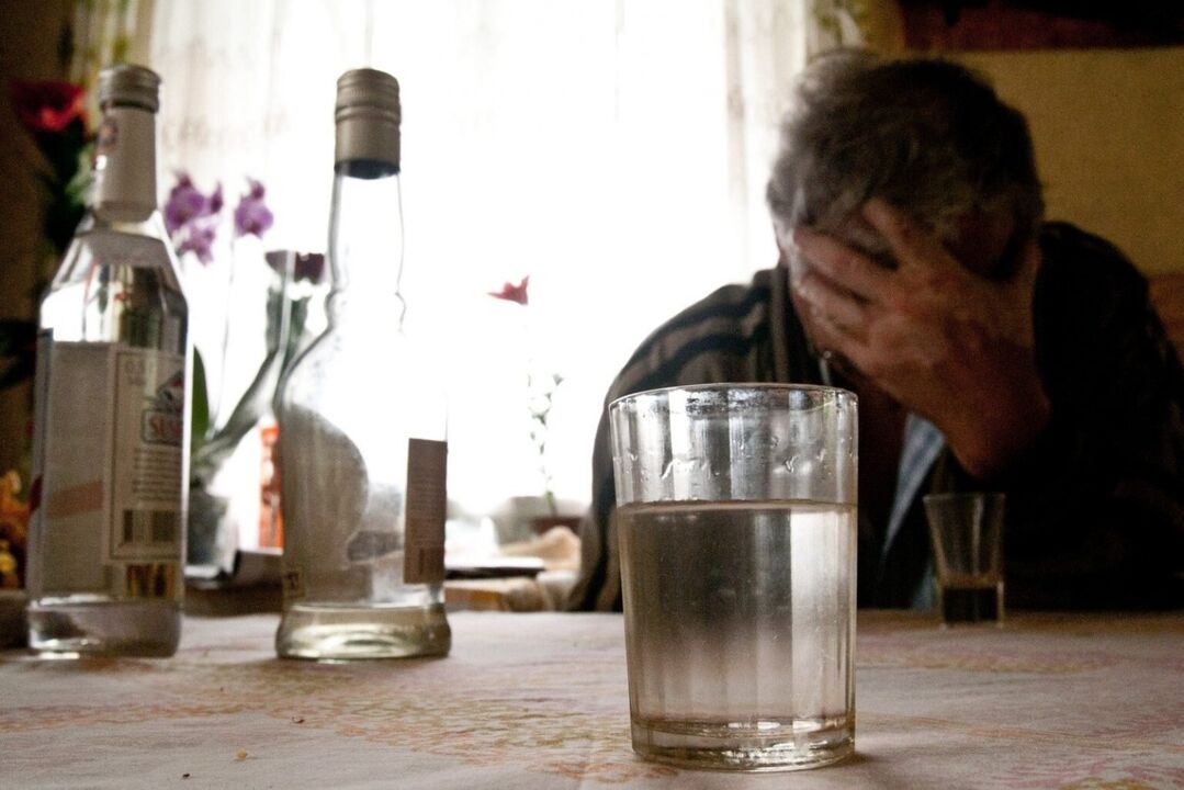 Gebrek aan controle over de hoeveelheid alcoholgebruik is een teken van de ontwikkeling van alcoholisme