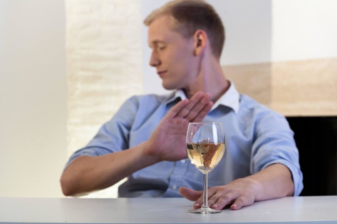 Nadat hij het probleem heeft gerealiseerd, kan een man op eigen kracht stoppen met het drinken van alcohol